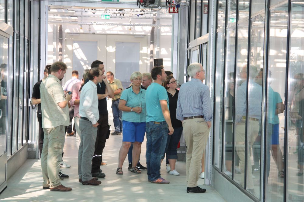 KWS Mitarbeiter, die in Zukunft im LEO II arbeiten werden, waren zu einem Rundgang durch den neuen „Glaspalast“ eingeladen.