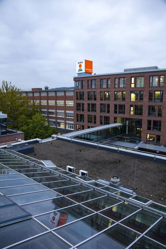 Der neue Würfel mit dem KWS Logo und Claim ist am Standort Einbeck weit über das Unternehmensgelände hinaus sichtbar.