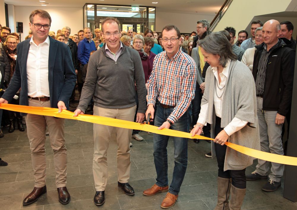 Der Betriebsratsvorsitzende Jürgen Bolduan (2. v.r.) eröffnet zusammen mit den Vorstandsmitgliedern Peter Hofmann, Léon Broers und Eva Kienle (v.l.) das erweiterte Forum auf dem KWS Gelände in Einbeck.
