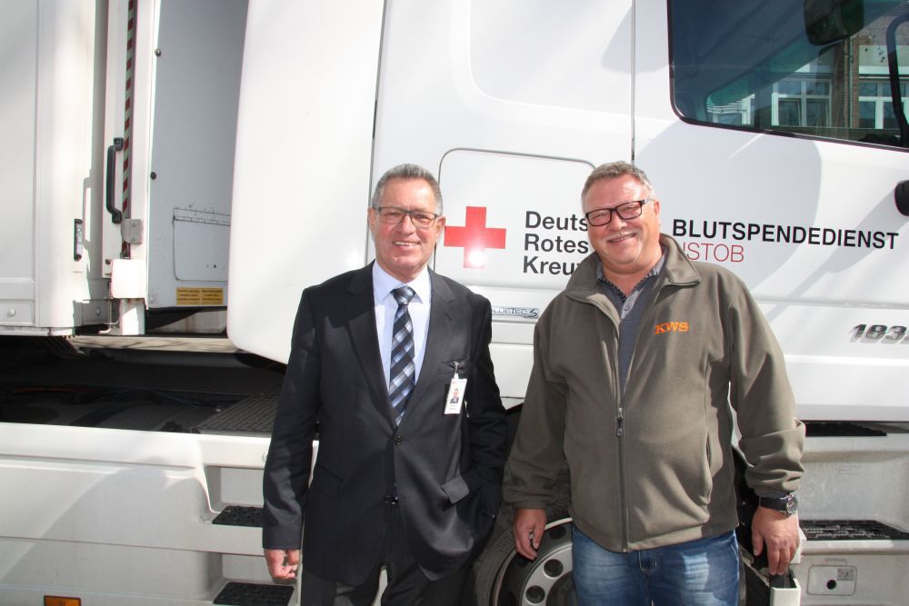 Norbert Wodsack vom DRK und Wolfgang Budde von KWS vor dem Blutspende-Mobil (von links)