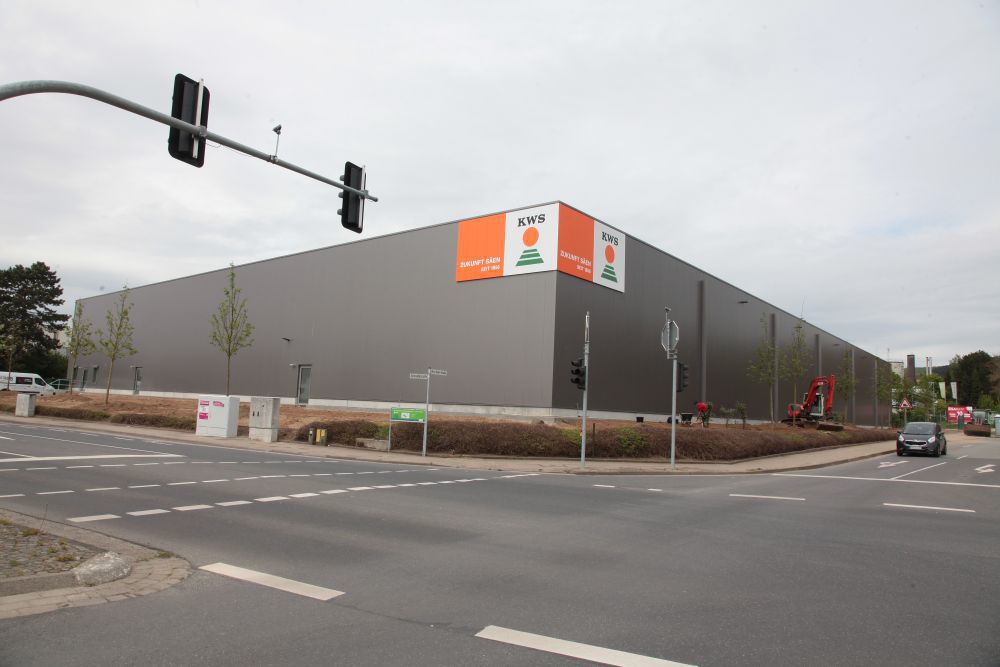 Westlich der Otto-Hahn-Straße wurde das neue Logistikzentrum fertiggestellt. Der Außenbereich der Halle wird mit Grünpflanzen ansprechend gestaltet