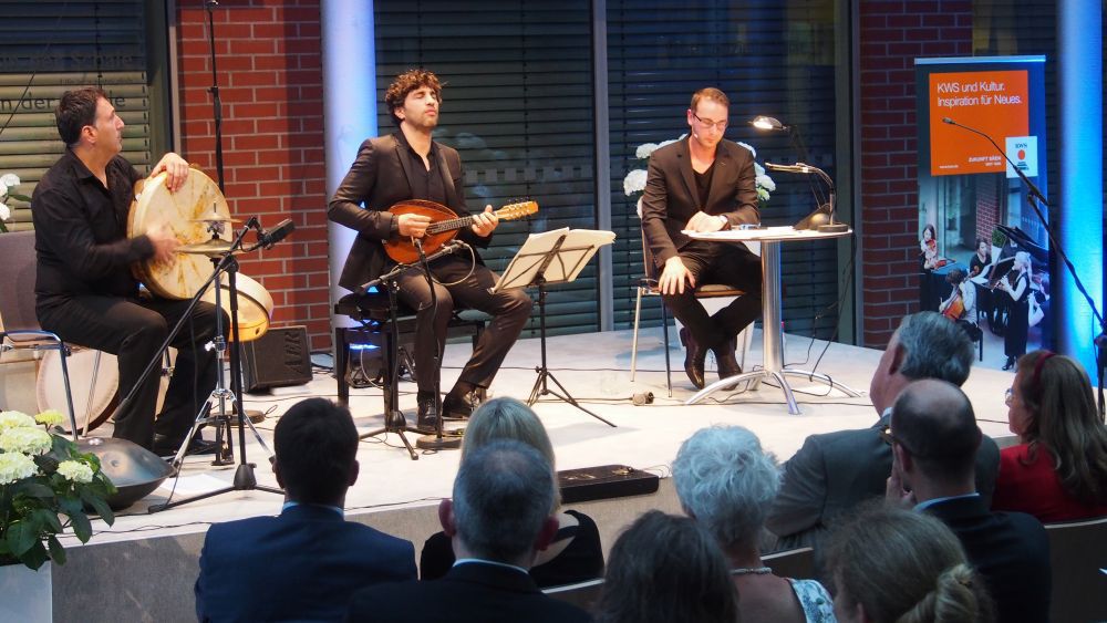 Pierre Jarawan (rechts) las aus seinem Debütroman „Am Ende bleiben die Zedern“ und versetzte mit Unterstützung des israelischen Mandolinisten Avi Avital (Mitte) und des Perkussionisten Murat Coşkun (links) die Zuhörer direkt ins Geschehen.