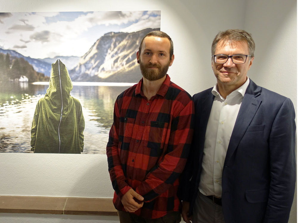 Fotokünstler Jaro Suffner und KWS Vorstandsmitglied Peter Hofmann vor einem der Kunstwerke (von links).