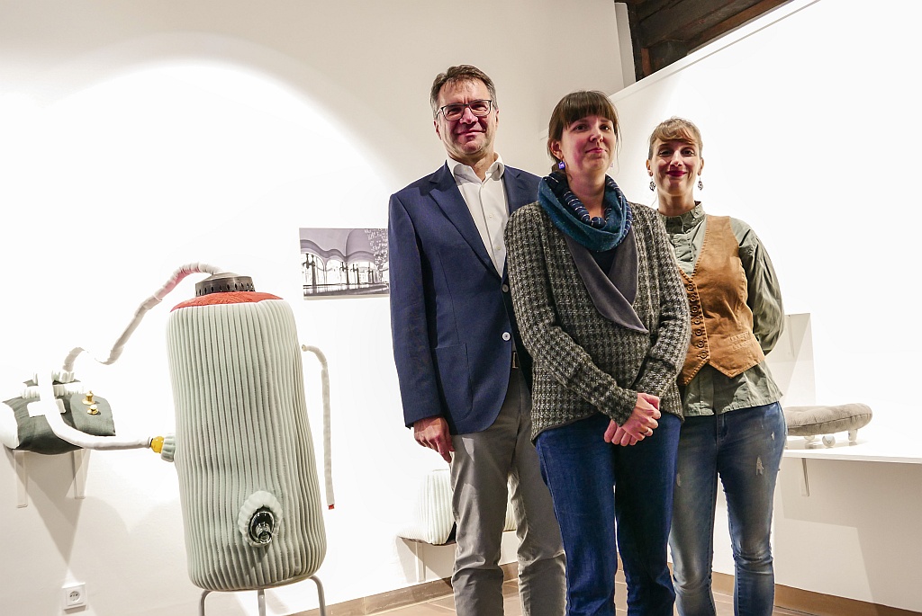 KWS Vorstandsmitglied Peter Hofmann, Künstlerin Julia Arztmann und Kunsthistorikerin Nina Dunkmann bei der Eröffnung der Ausstellung „No Feardrop“ (von links)
