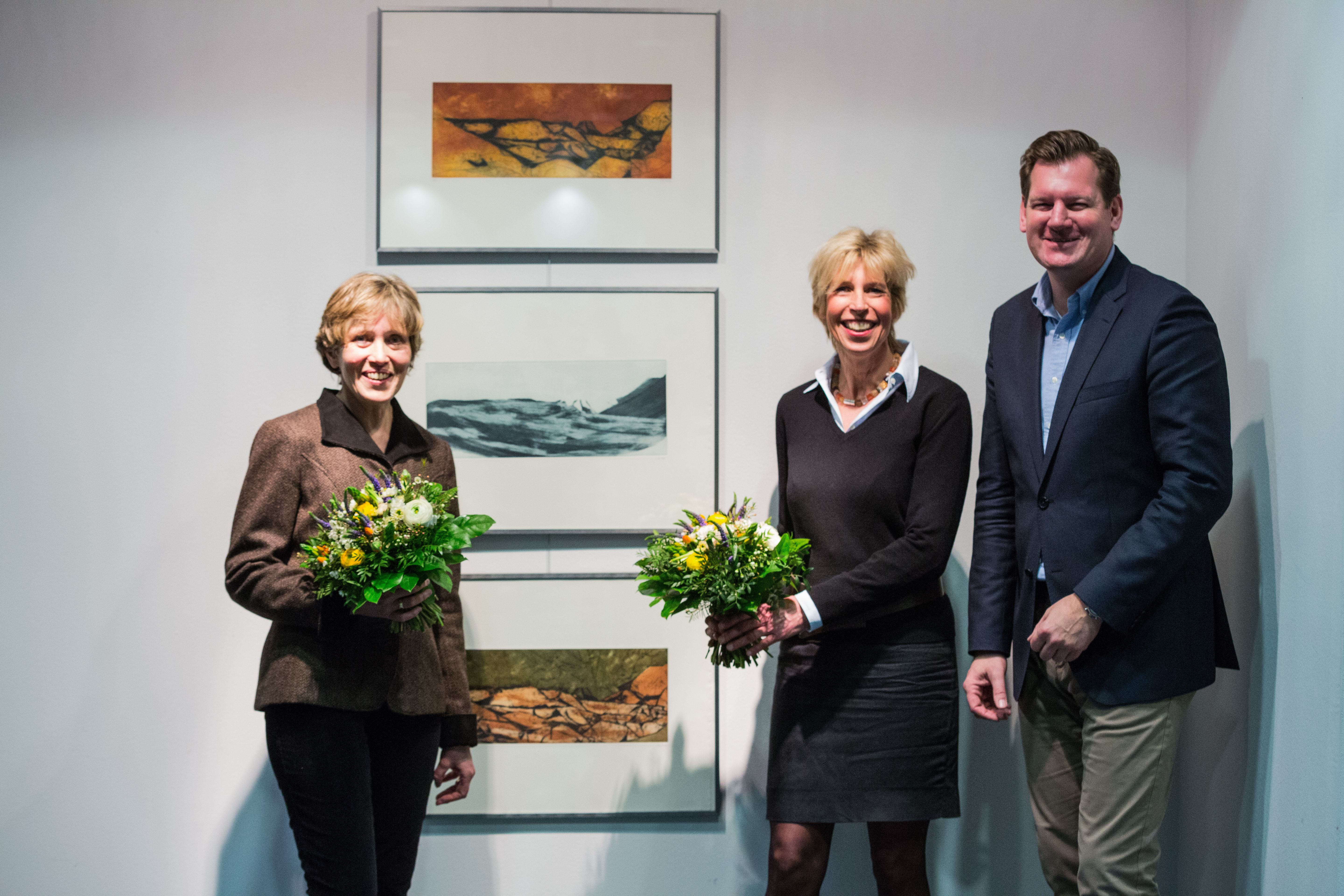 (v.l.) Künstlerin Claudia Binder, Ulrike Gaycken und KWS Vorstandssprecher Hagen Duenbostel vor einem der Werke