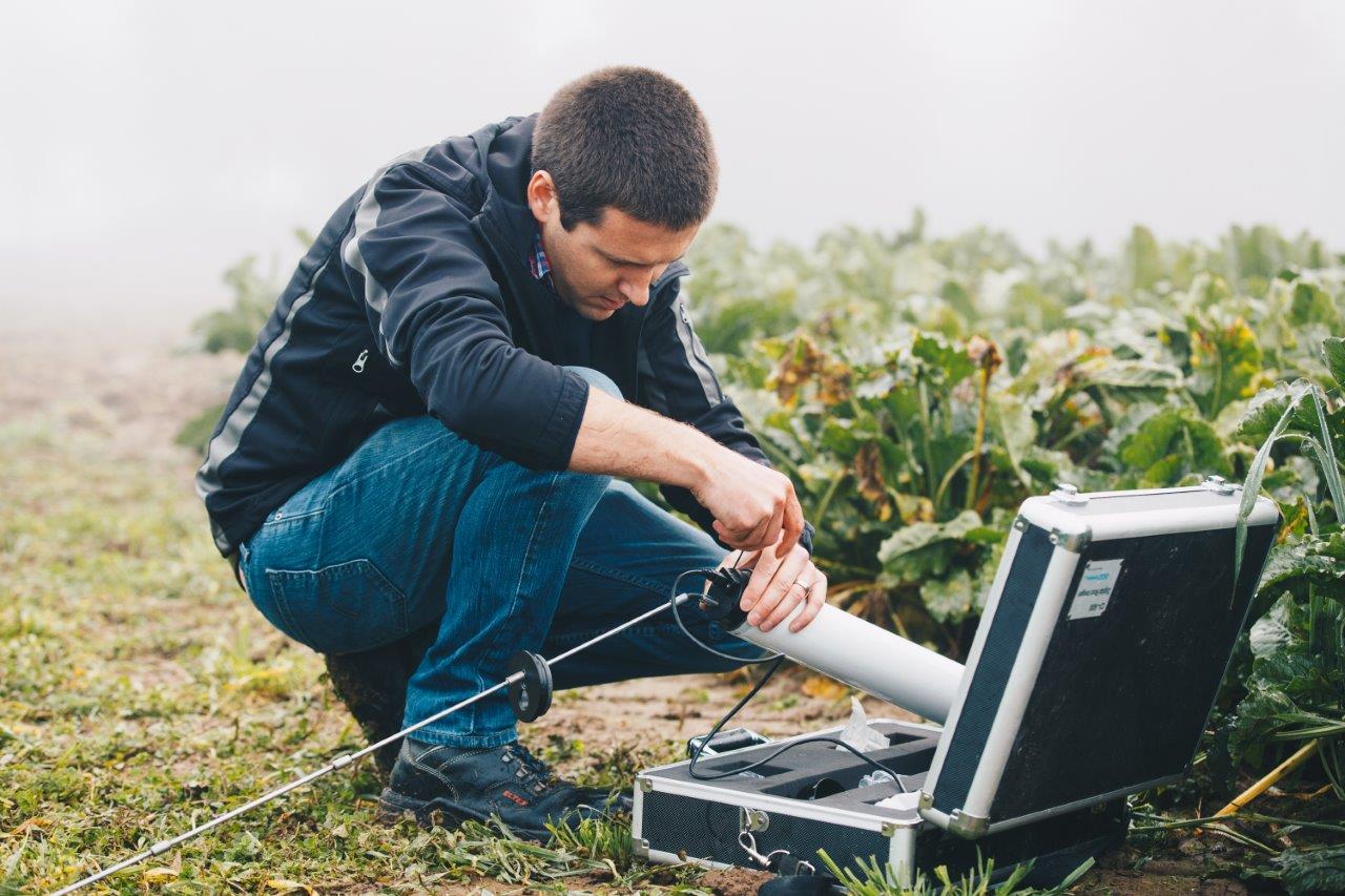 En el campo: Benjamin Gruber prepara el escáner para detectar el sistema de raíces bajo tierra.
