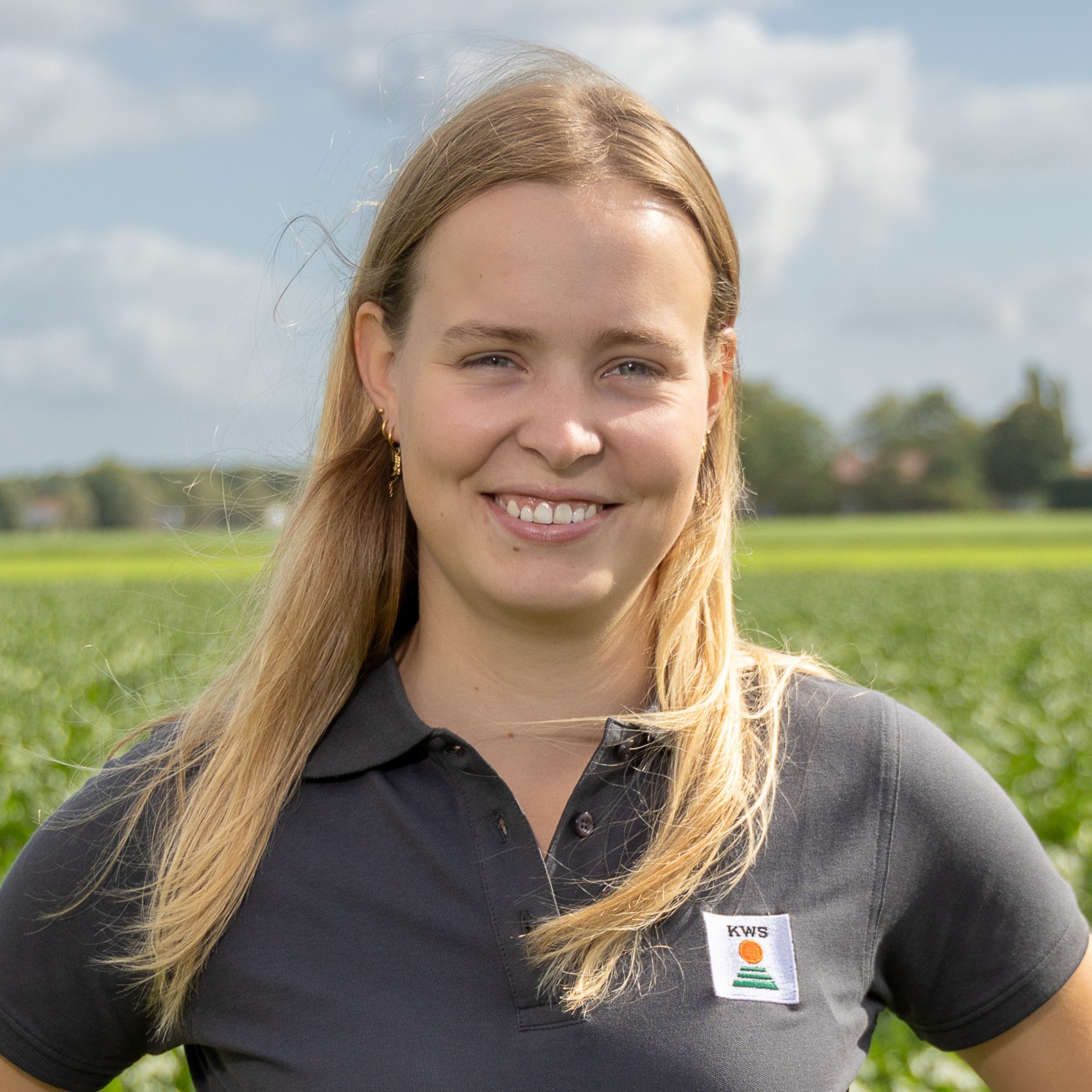 KWS-adviseur, jongedame in grijze polo met op de achtergrond suikerbieten