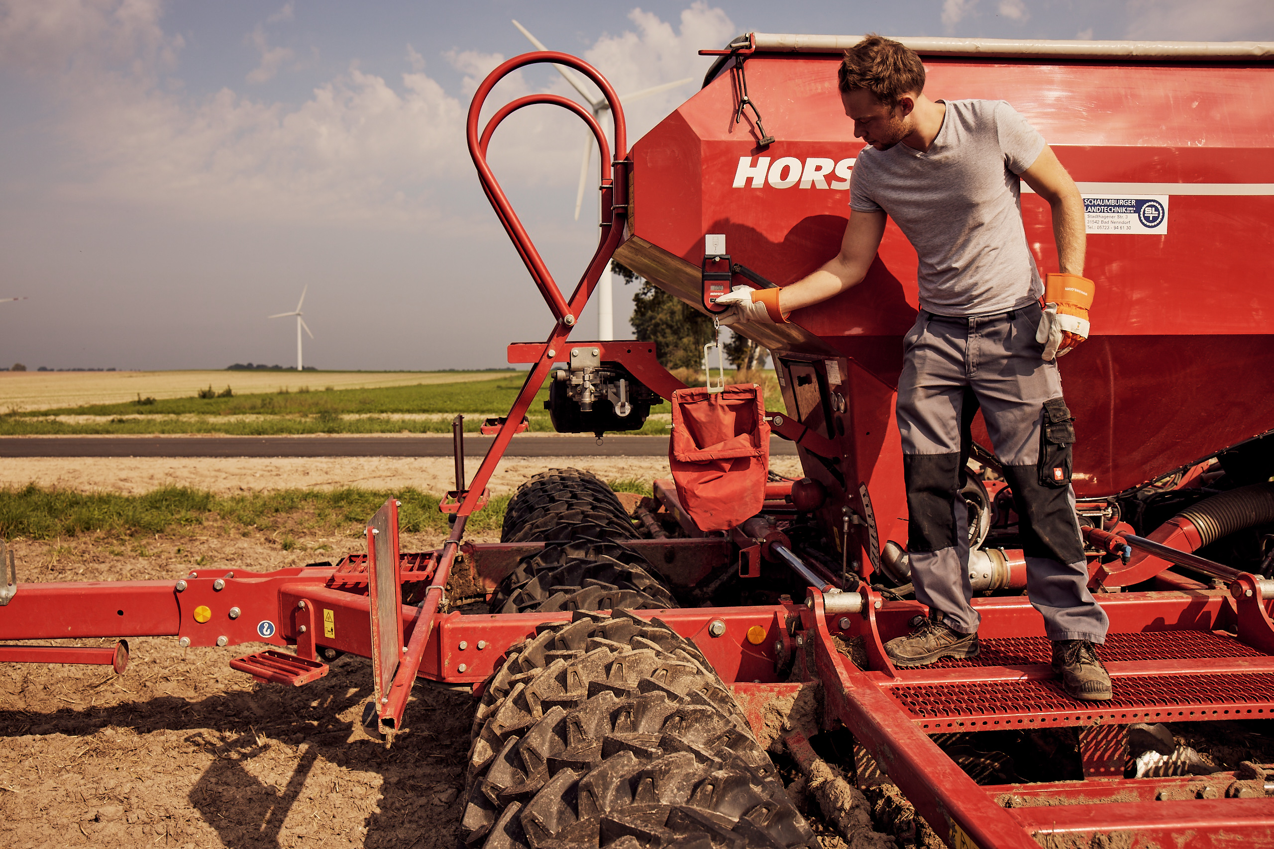 seed_drill_rye_sowing_farmer_0004.jpg