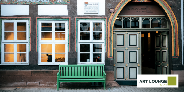 Eingangsbereich der KWS Art Lounge – Fachwerkhaus trifft auf Cortenstahl-Schriftzug