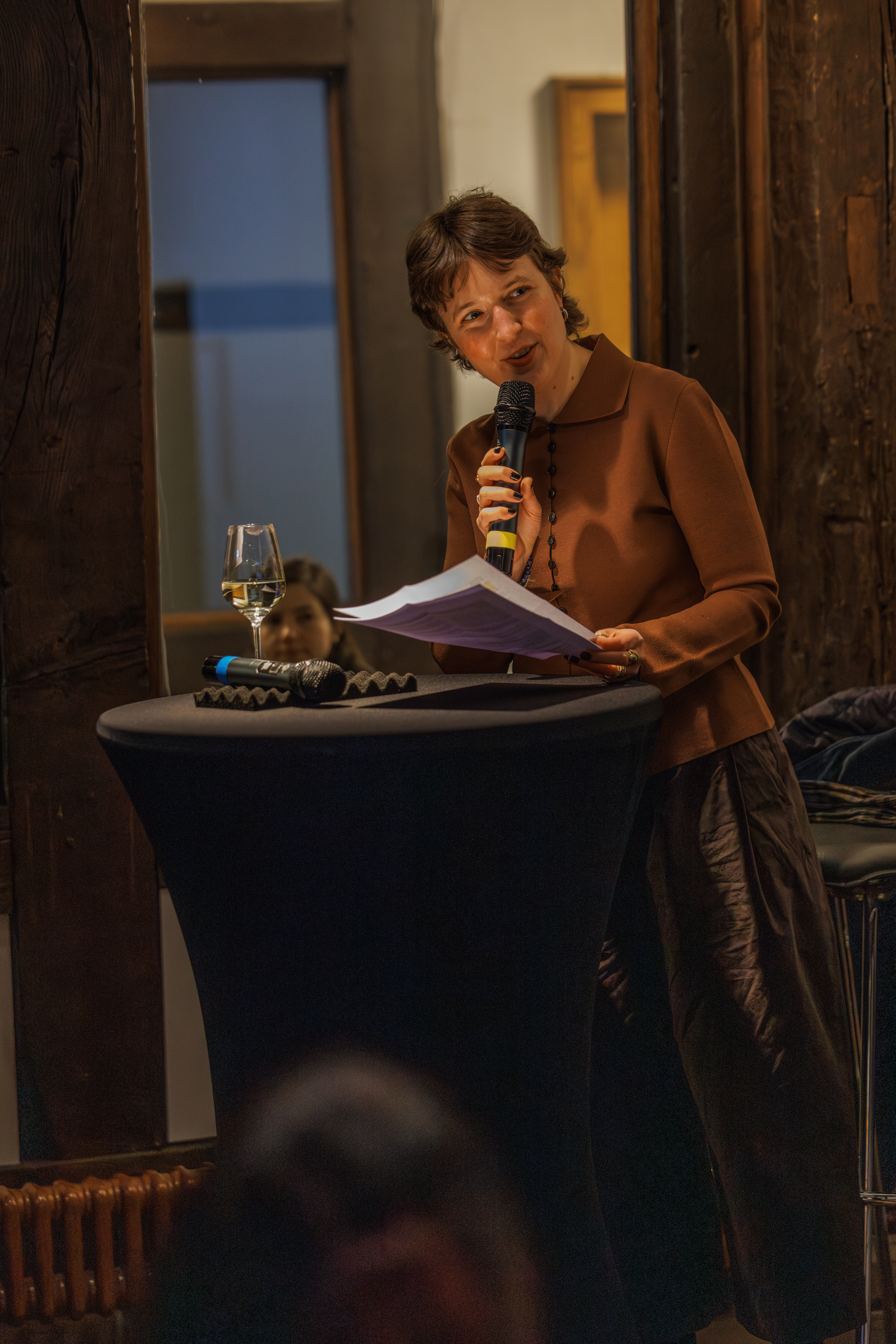 Erläuterung der Ausstellung durch Miriam Bettin, Direktorin des Mönchehaus Museums Goslar