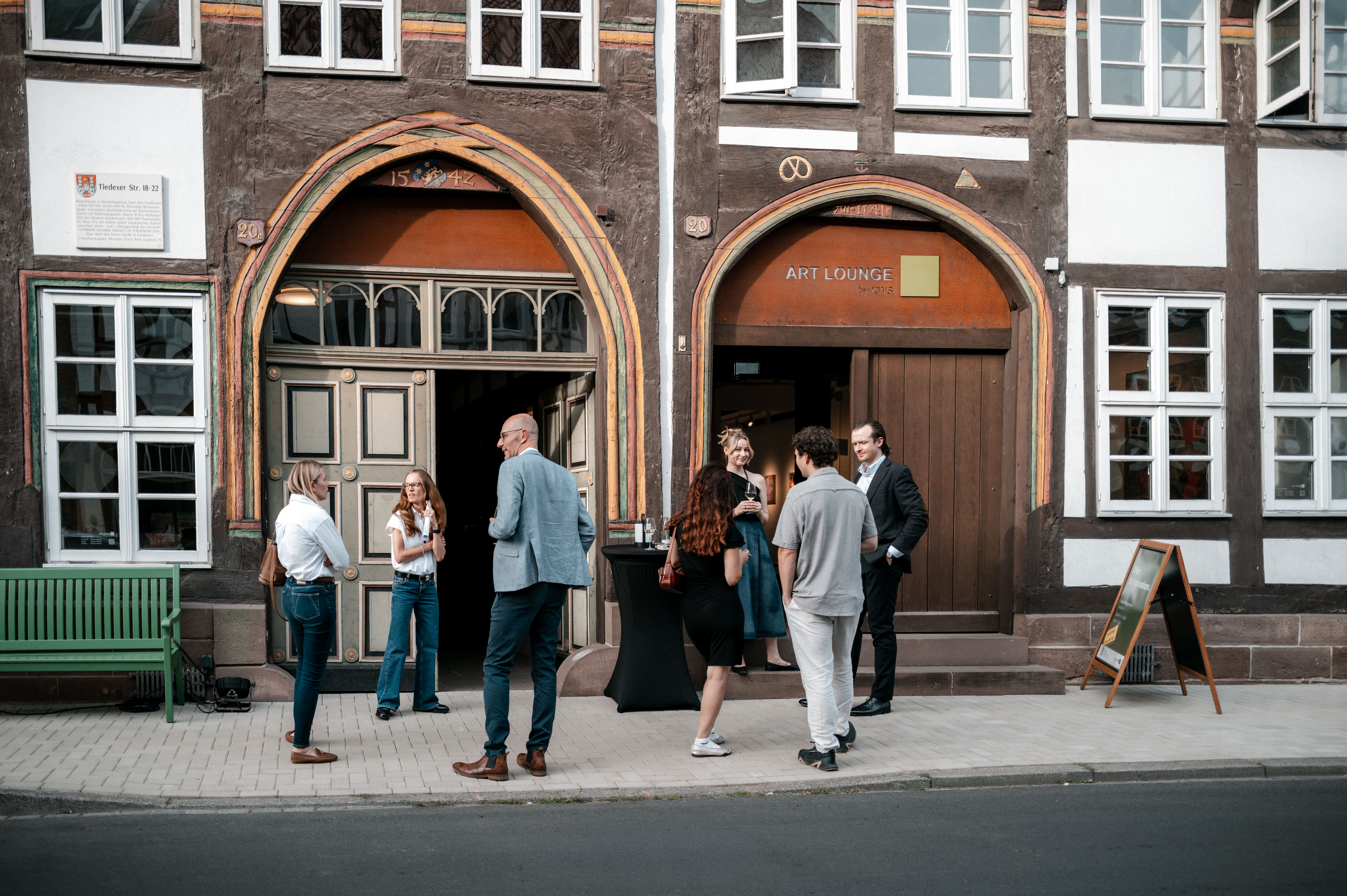Visitors in front of the KWS Art Lounge in Einbeck