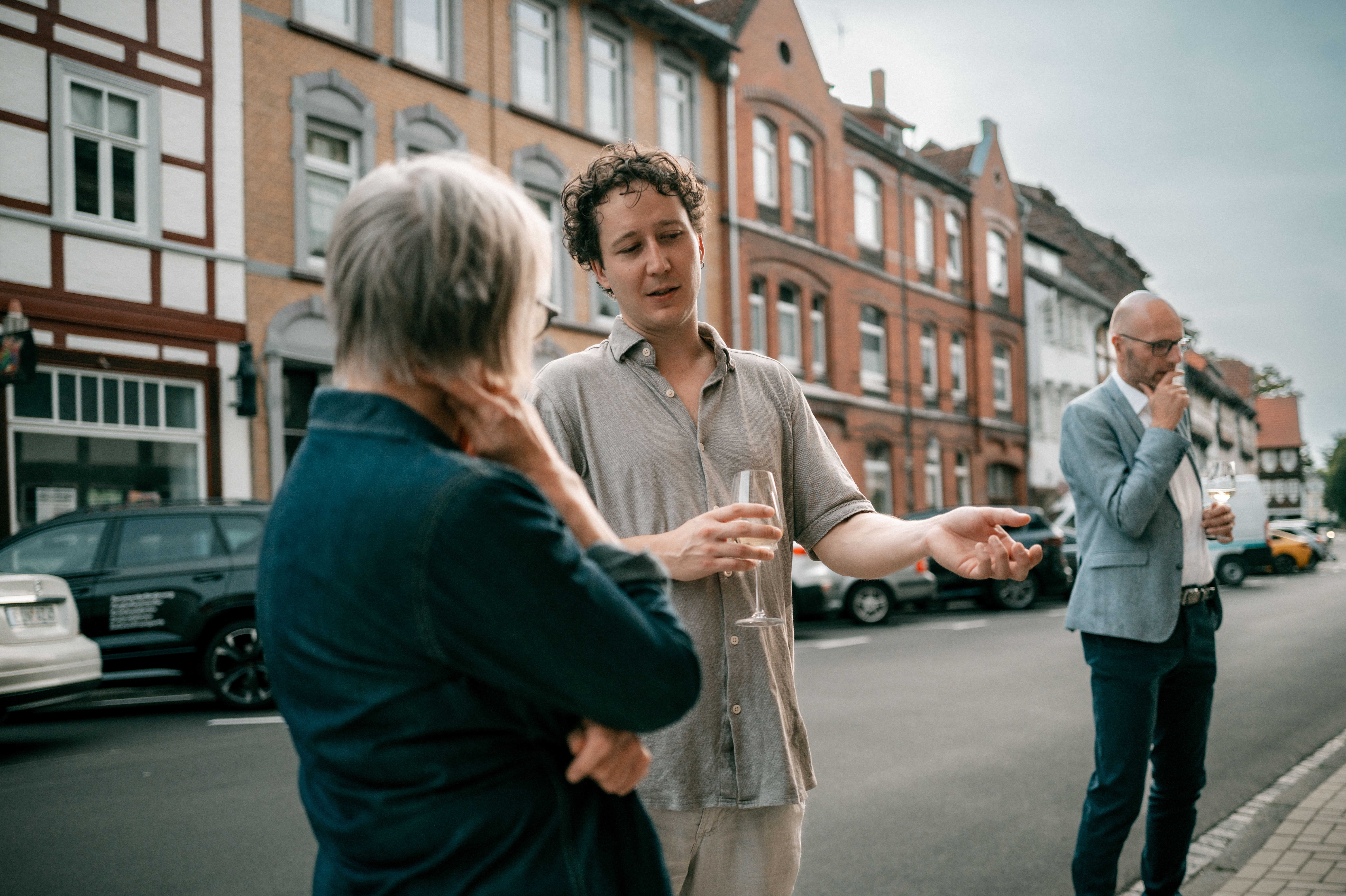  Philipp Stöckel with exhibition visitors in front of the KWS Art Lounge in Einbeck